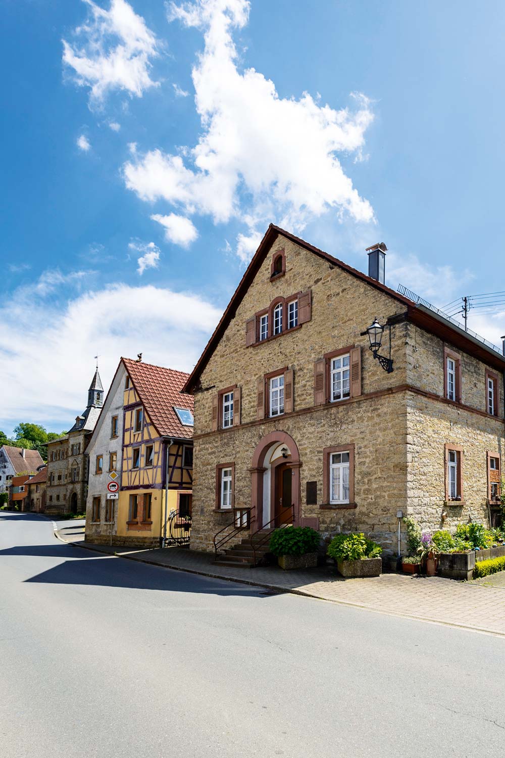 Die Ehemalige Synagoge Sennfeld von der anderen Straßenseite
