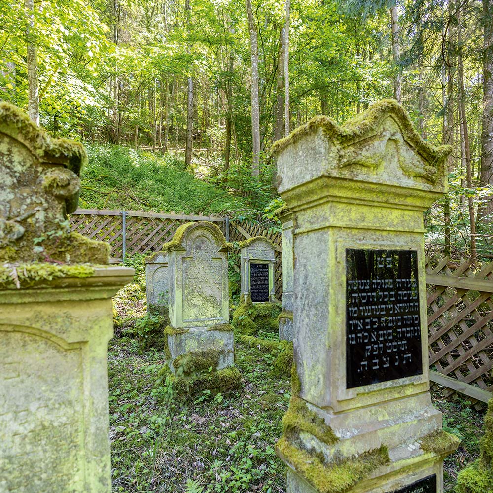 Große Grabsteine auf dem Jüdischen Friedhof Sennfeld