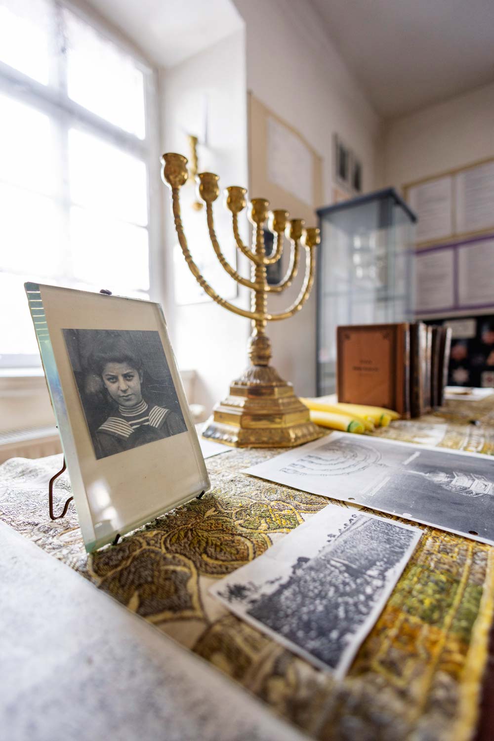 Bilder und goldene Menora