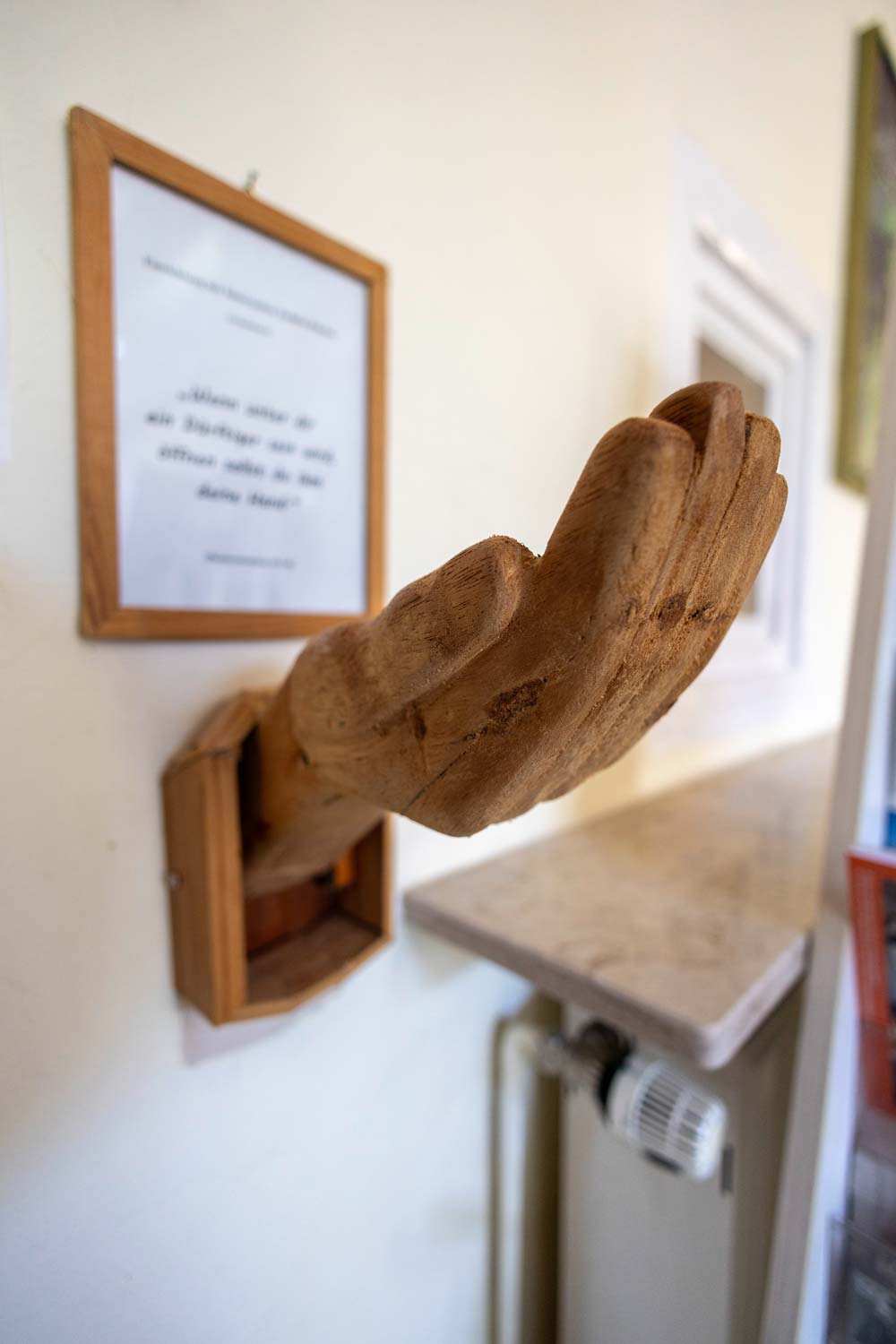 Holzhand im Betsaal